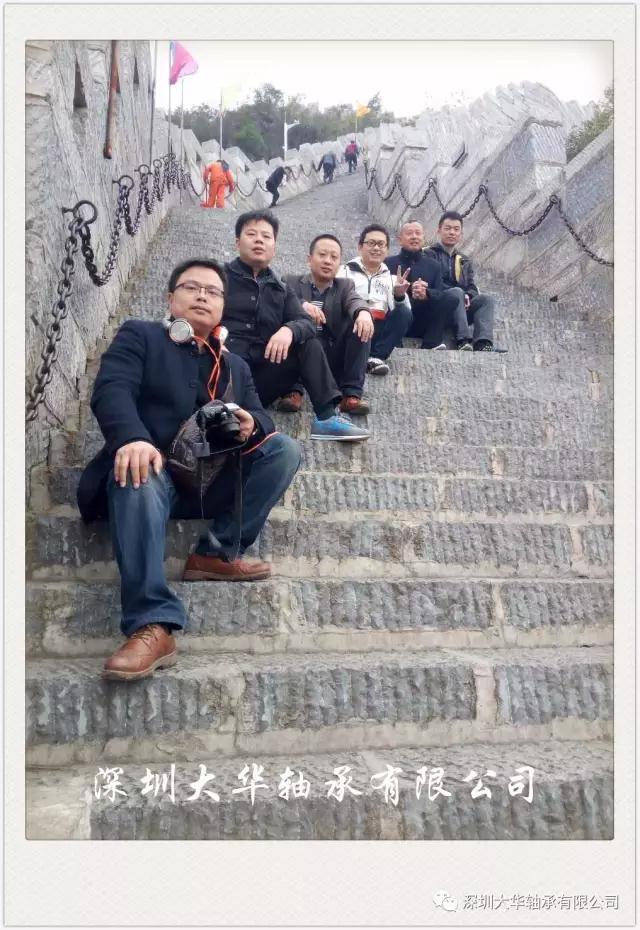 古城墻，坐在最前邊的是號(hào)稱(chēng)體重130的時(shí)尚達(dá)人—九哥